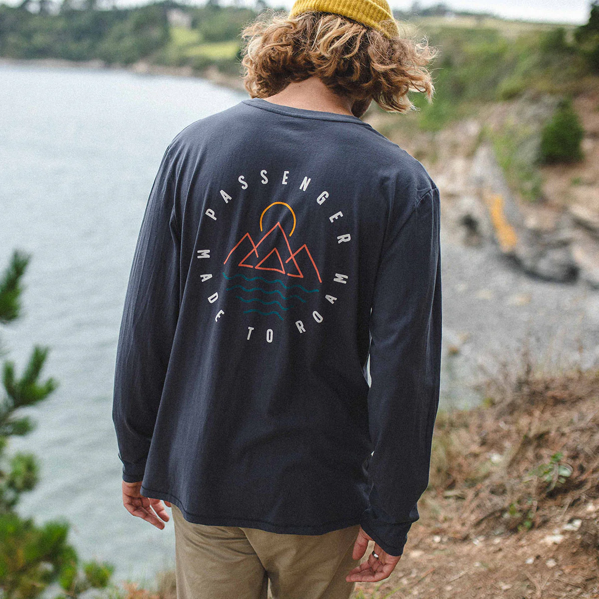 Escapism Langarm-T-Shirt - Verblasstes Schwarz