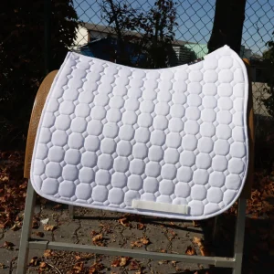 Equiline - WEIßE SCHABRACKE MIT OCTAGON-STEPPUNG UND KETTENKUGELDETAIL