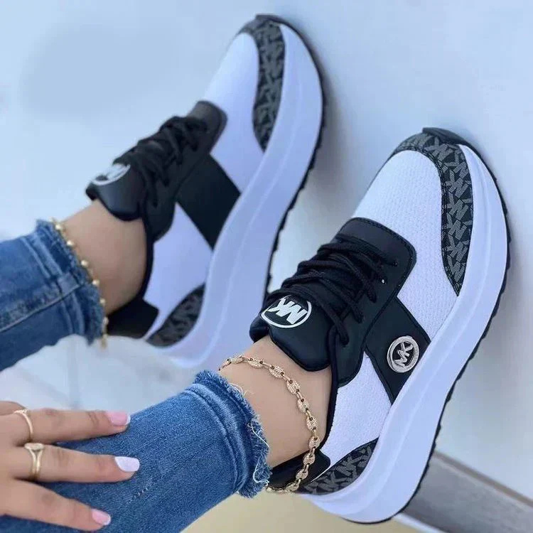 Sportliche Plateausneaker mit Schnürung