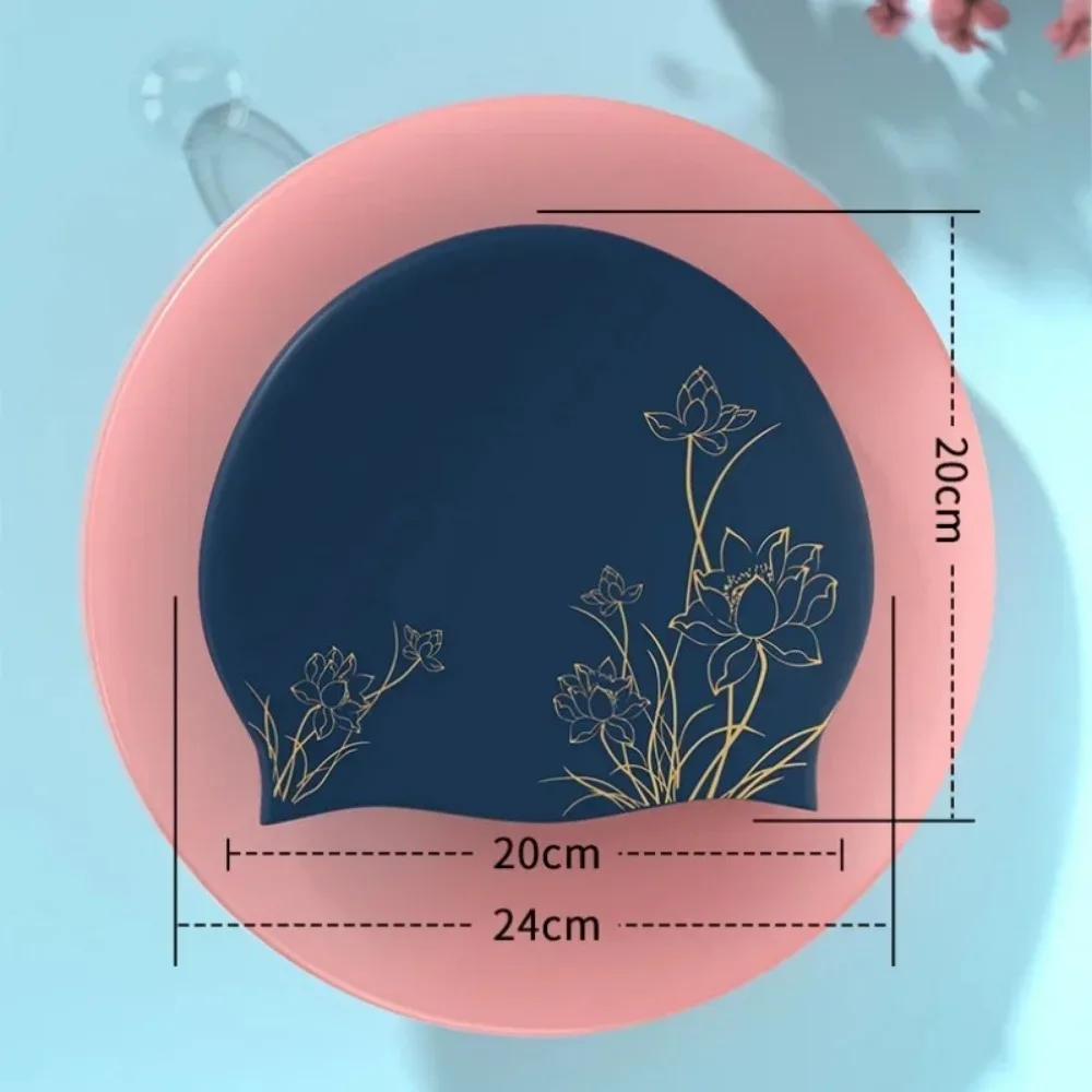 Silikon Schwimmkappe für Damen – Wasserdichte Badehaube mit Lotusmuster | Weiche & Elastische Schwimmhaube für Langes Haar mit Ohrenschutz – Bild 6