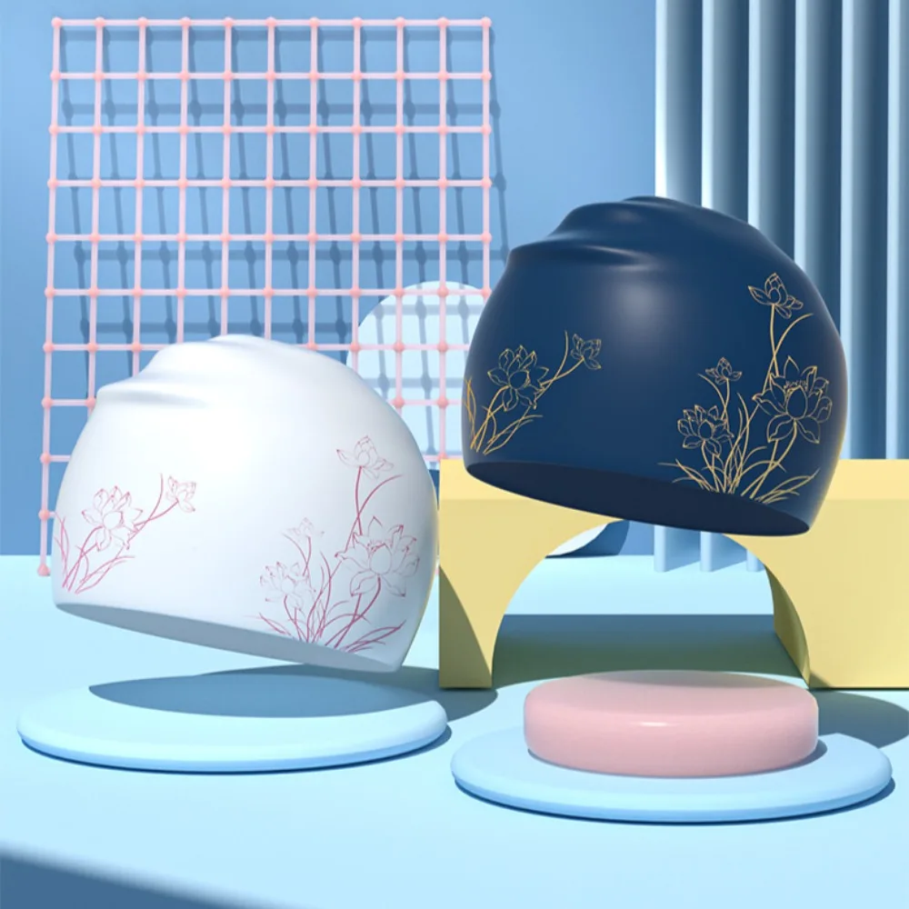 Silikon Schwimmkappe für Damen – Wasserdichte Badehaube mit Lotusmuster | Weiche & Elastische Schwimmhaube für Langes Haar mit Ohrenschutz – Bild 3