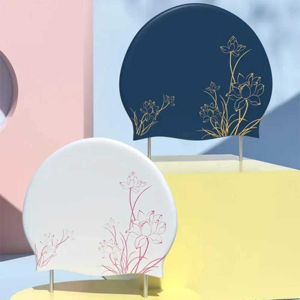 Silikon Schwimmkappe für Damen – Wasserdichte Badehaube mit Lotusmuster | Weiche & Elastische Schwimmhaube für Langes Haar mit Ohrenschutz – Bild 4