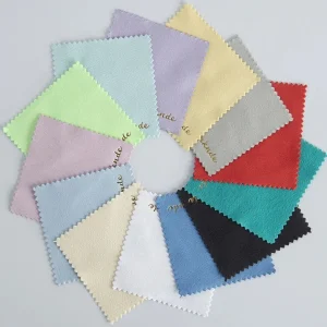 50 Stück Silber Poliertücher mit geprägtem Logo – 8×8cm Mikrofaser-Wildleder Stoff | Schmuckreiniger für Silber, Gold & Accessoires