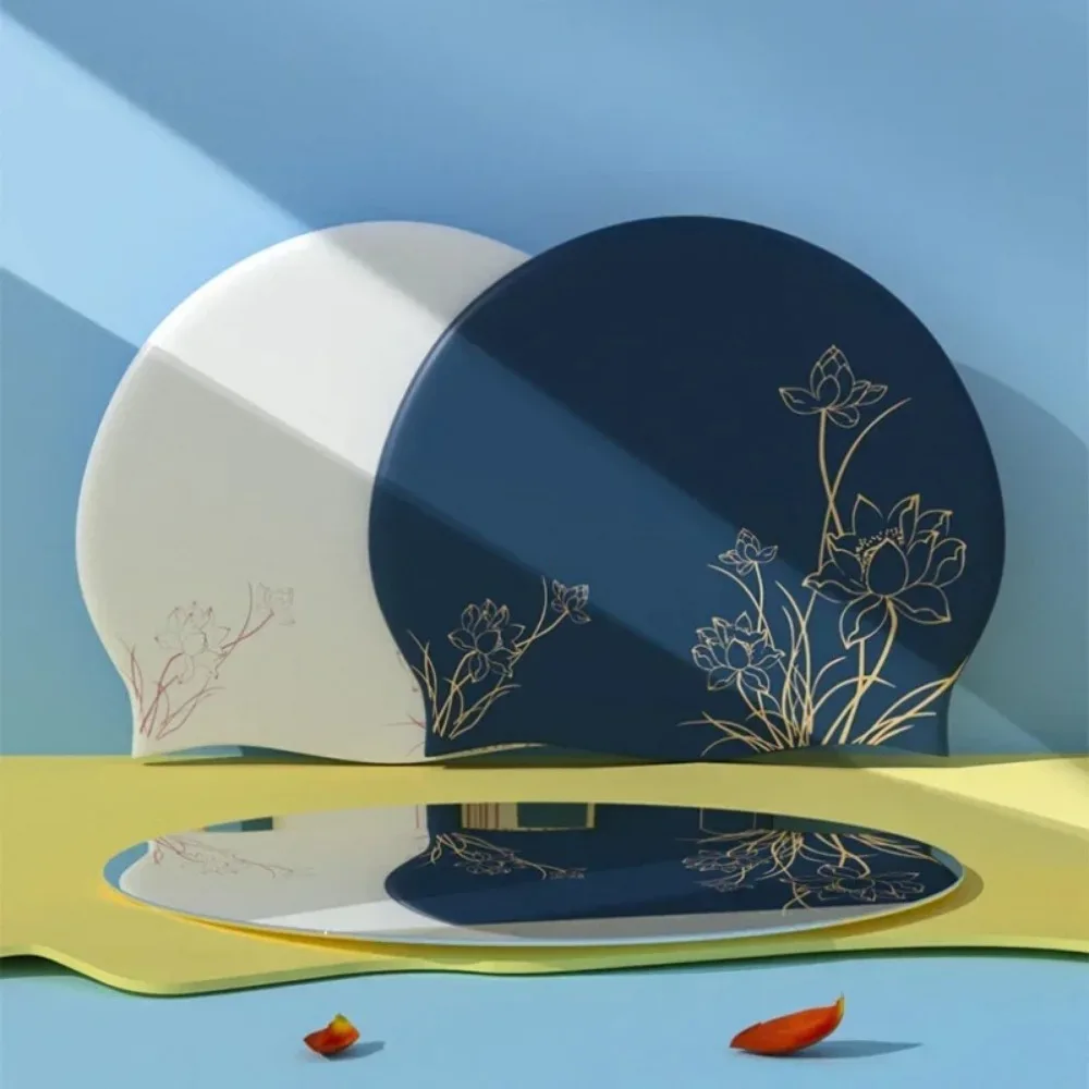 Silikon Schwimmkappe für Damen – Wasserdichte Badehaube mit Lotusmuster | Weiche & Elastische Schwimmhaube für Langes Haar mit Ohrenschutz – Bild 5