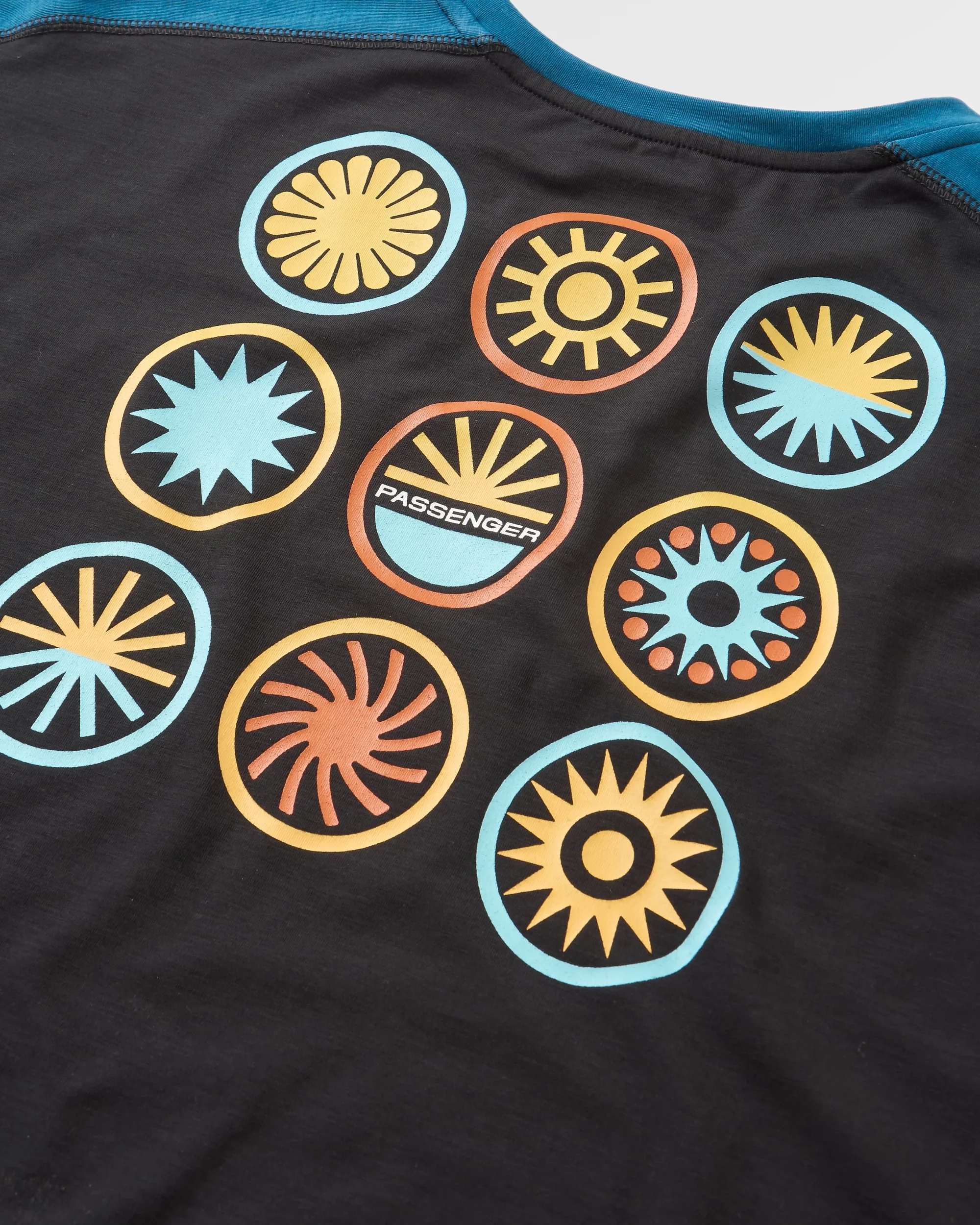 Chase The Light Active Langarmshirt - Schwarz – Bild 5